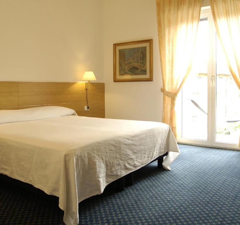 Albergo Al Caminetto Torbole Sul Garda Room photo