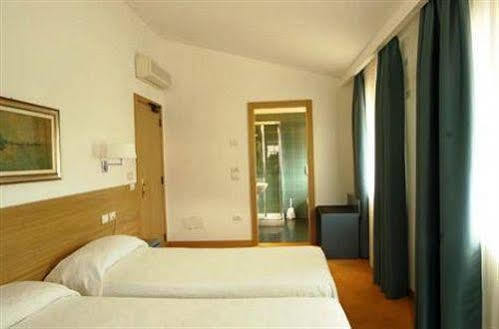 Albergo Al Caminetto Torbole Sul Garda Exterior photo